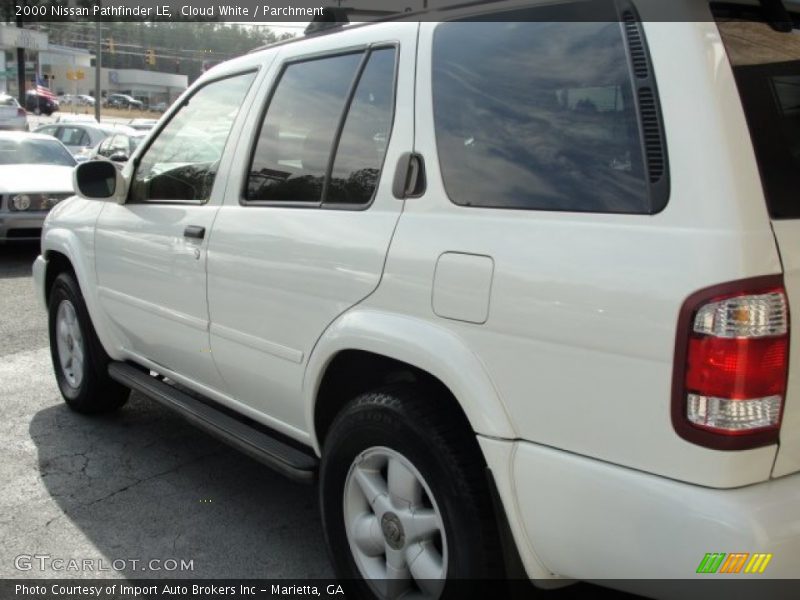 Cloud White / Parchment 2000 Nissan Pathfinder LE