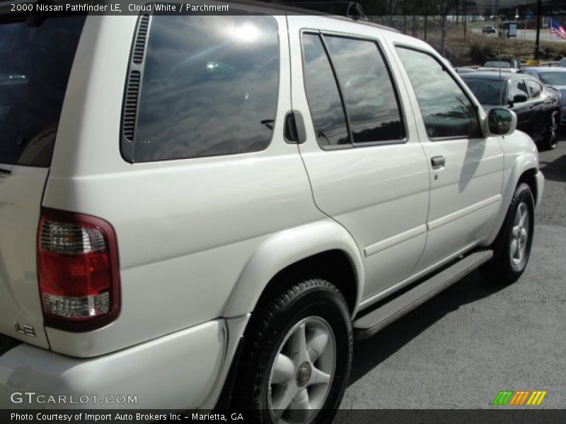 Cloud White / Parchment 2000 Nissan Pathfinder LE
