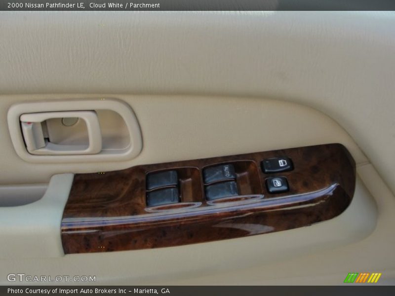 Cloud White / Parchment 2000 Nissan Pathfinder LE