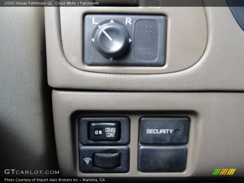 Cloud White / Parchment 2000 Nissan Pathfinder LE