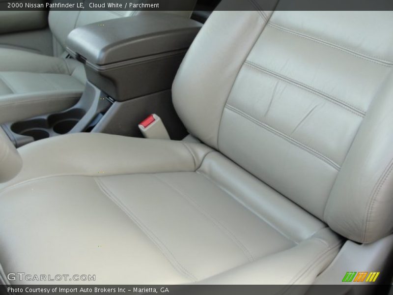Cloud White / Parchment 2000 Nissan Pathfinder LE