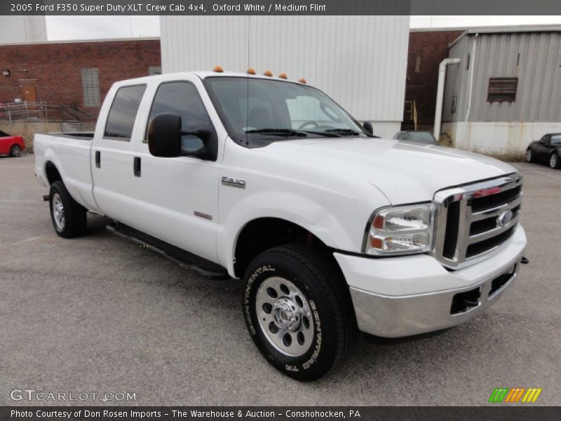 Front 3/4 View of 2005 F350 Super Duty XLT Crew Cab 4x4