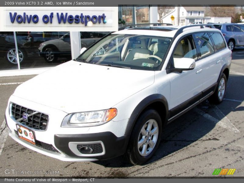 Ice White / Sandstone 2009 Volvo XC70 3.2 AWD