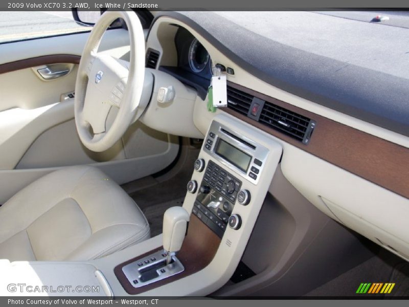 Ice White / Sandstone 2009 Volvo XC70 3.2 AWD