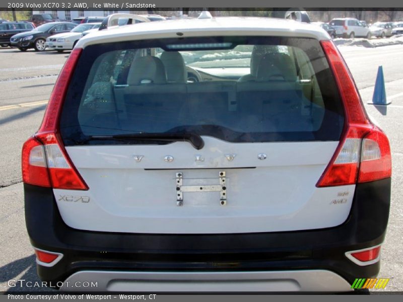 Ice White / Sandstone 2009 Volvo XC70 3.2 AWD