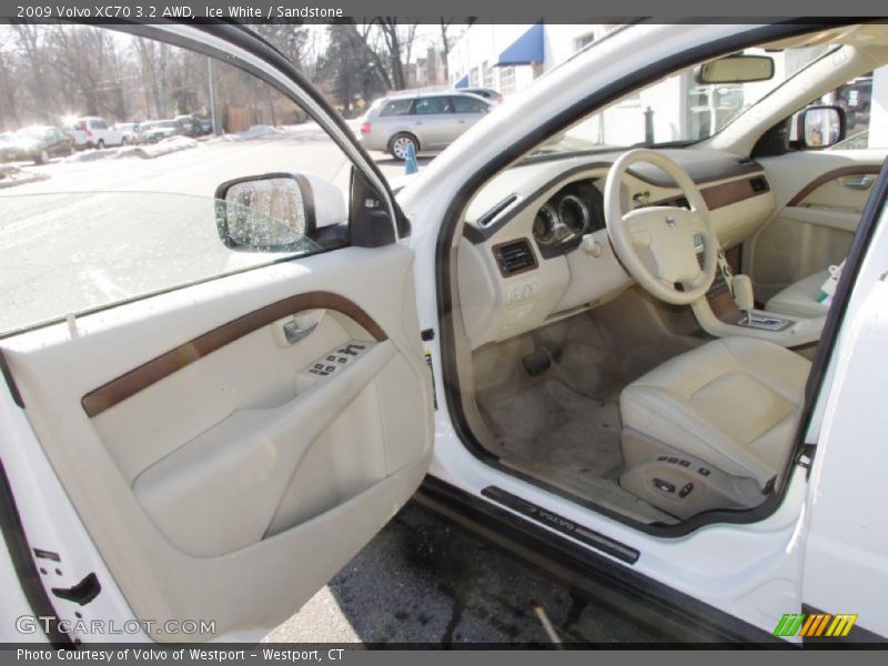 Ice White / Sandstone 2009 Volvo XC70 3.2 AWD
