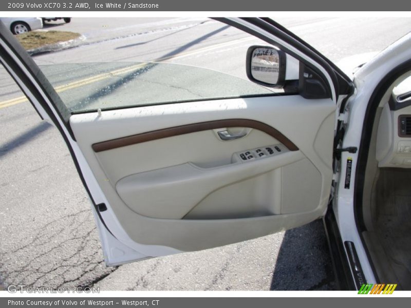 Ice White / Sandstone 2009 Volvo XC70 3.2 AWD