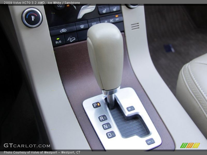 Ice White / Sandstone 2009 Volvo XC70 3.2 AWD