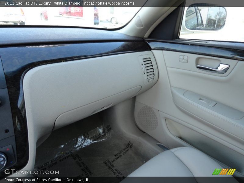 White Diamond Tricoat / Shale/Cocoa Accents 2011 Cadillac DTS Luxury