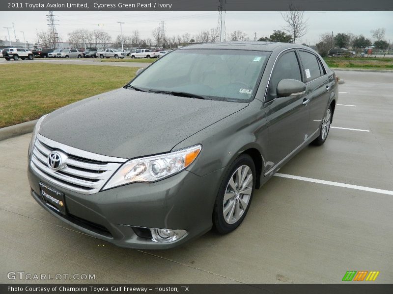 Front 3/4 View of 2011 Avalon Limited