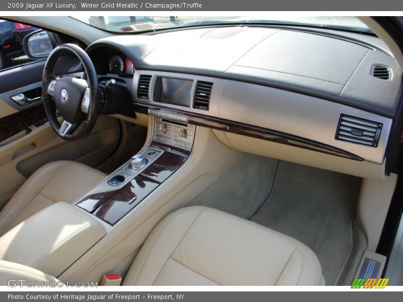 Dashboard of 2009 XF Luxury