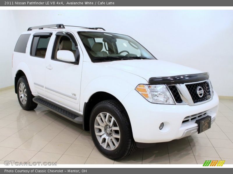 Front 3/4 View of 2011 Pathfinder LE V8 4x4