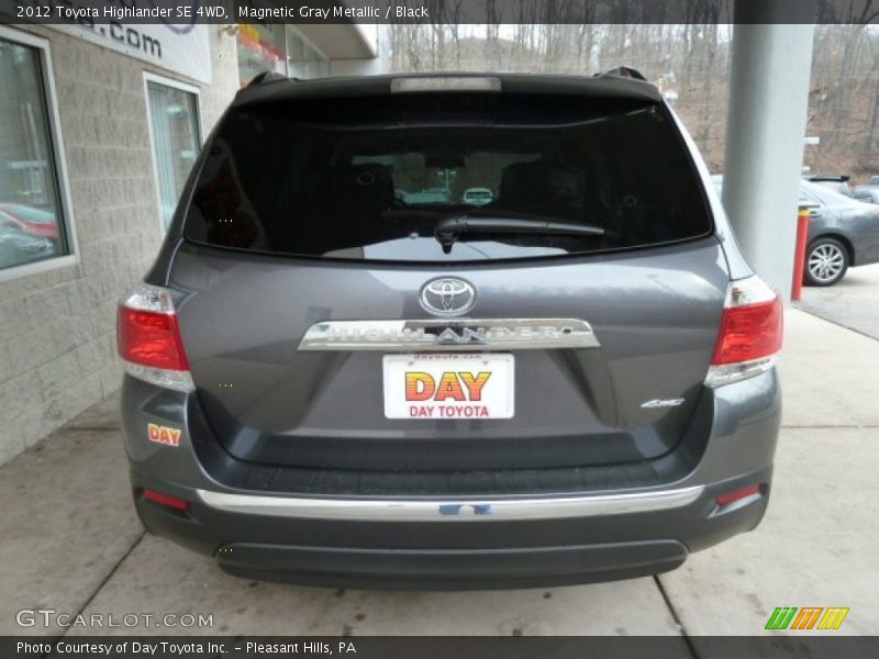 Magnetic Gray Metallic / Black 2012 Toyota Highlander SE 4WD