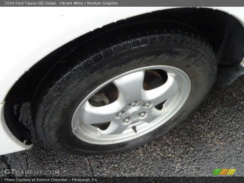 Vibrant White / Medium Graphite 2004 Ford Taurus SES Sedan