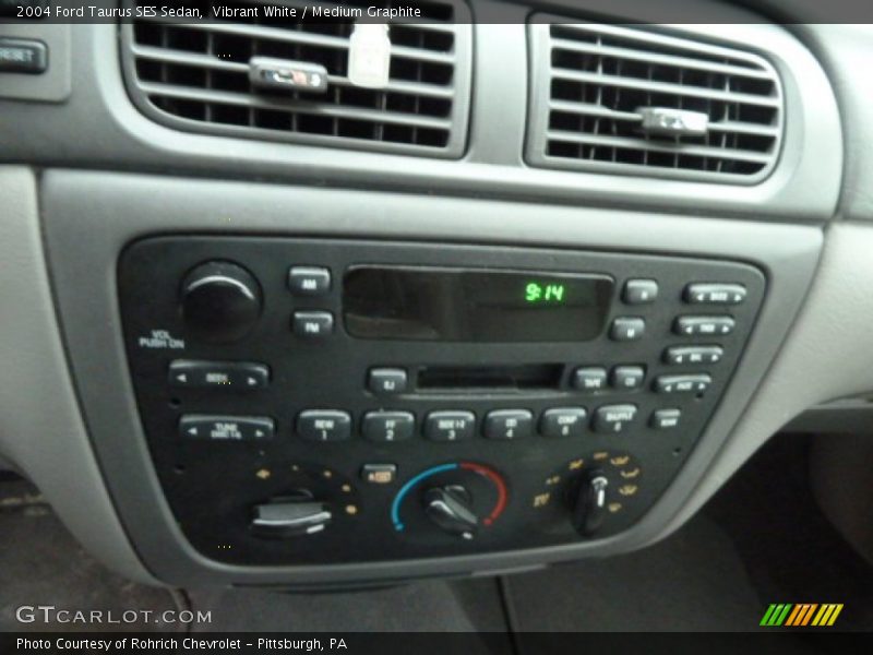 Vibrant White / Medium Graphite 2004 Ford Taurus SES Sedan