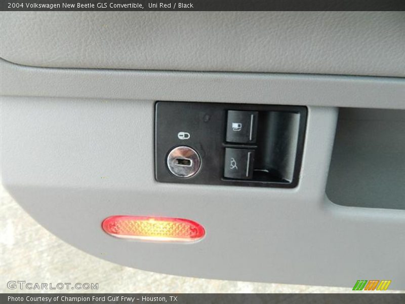 Uni Red / Black 2004 Volkswagen New Beetle GLS Convertible