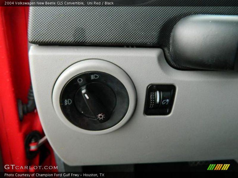 Uni Red / Black 2004 Volkswagen New Beetle GLS Convertible