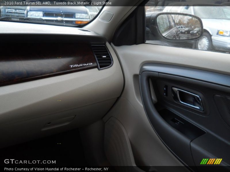 Tuxedo Black Metallic / Light Stone 2010 Ford Taurus SEL AWD