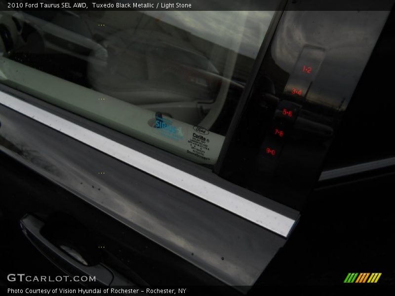 Tuxedo Black Metallic / Light Stone 2010 Ford Taurus SEL AWD