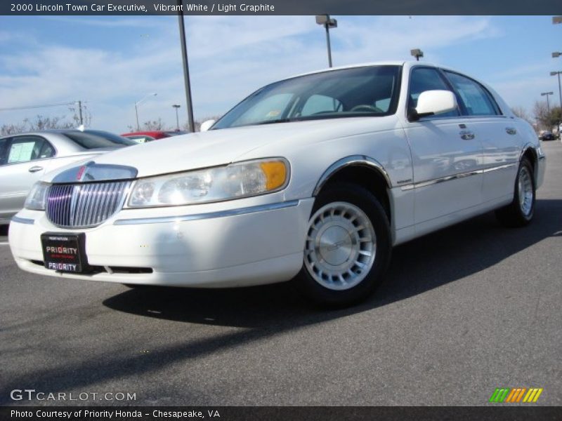 Vibrant White / Light Graphite 2000 Lincoln Town Car Executive
