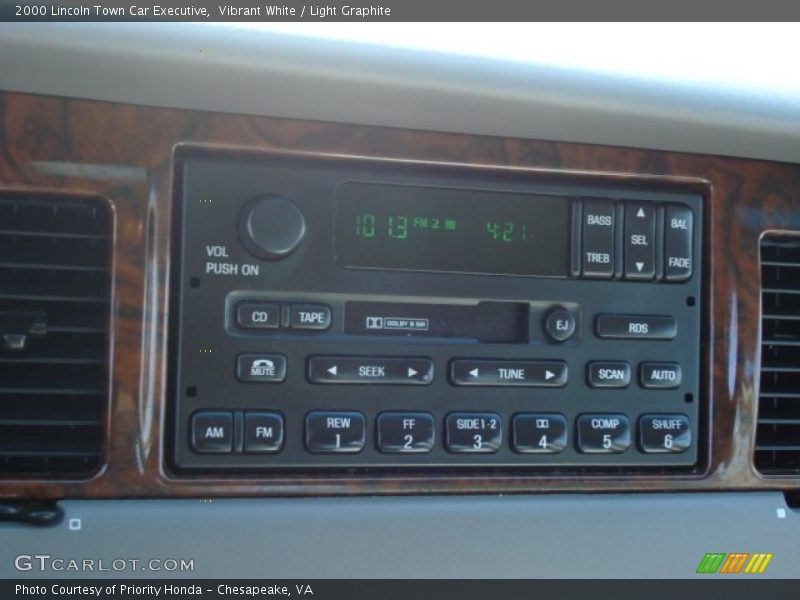 Vibrant White / Light Graphite 2000 Lincoln Town Car Executive