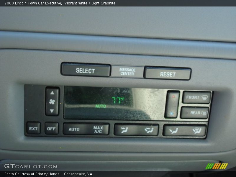 Vibrant White / Light Graphite 2000 Lincoln Town Car Executive