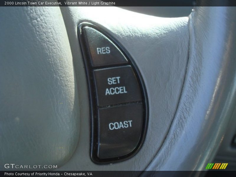 Vibrant White / Light Graphite 2000 Lincoln Town Car Executive
