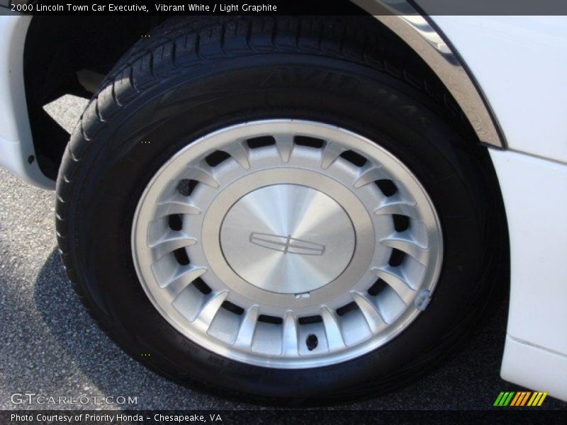 Vibrant White / Light Graphite 2000 Lincoln Town Car Executive