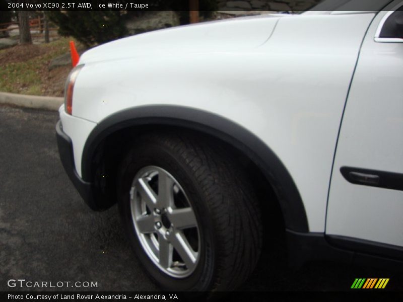 Ice White / Taupe 2004 Volvo XC90 2.5T AWD
