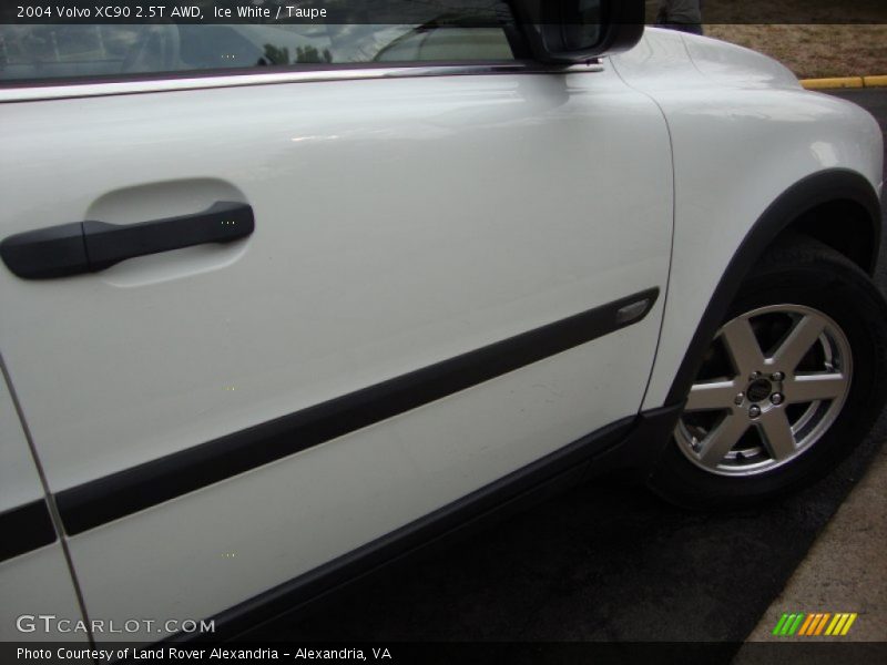 Ice White / Taupe 2004 Volvo XC90 2.5T AWD