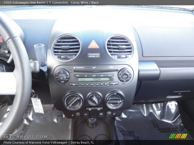 Candy White / Black 2009 Volkswagen New Beetle 2.5 Convertible
