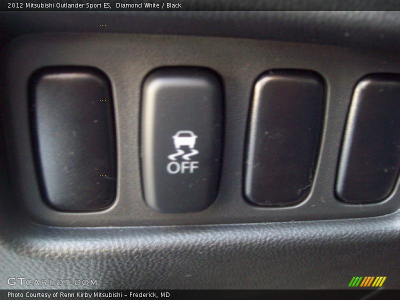 Diamond White / Black 2012 Mitsubishi Outlander Sport ES