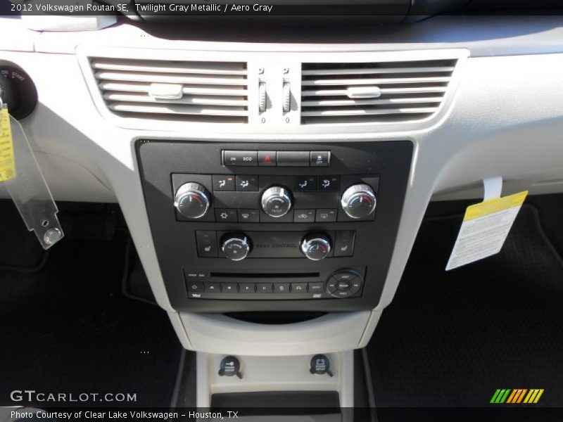 Twilight Gray Metallic / Aero Gray 2012 Volkswagen Routan SE
