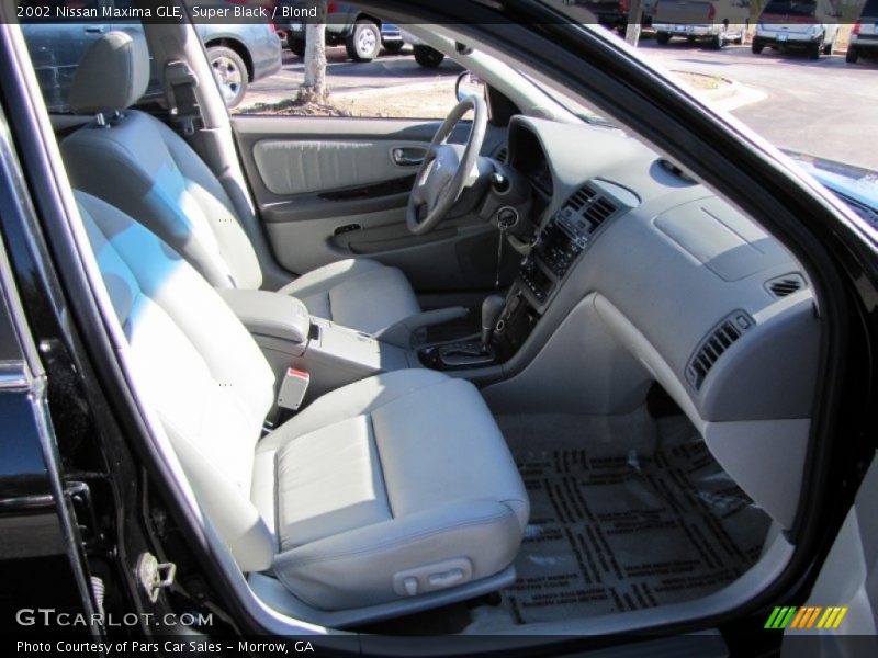 Super Black / Blond 2002 Nissan Maxima GLE