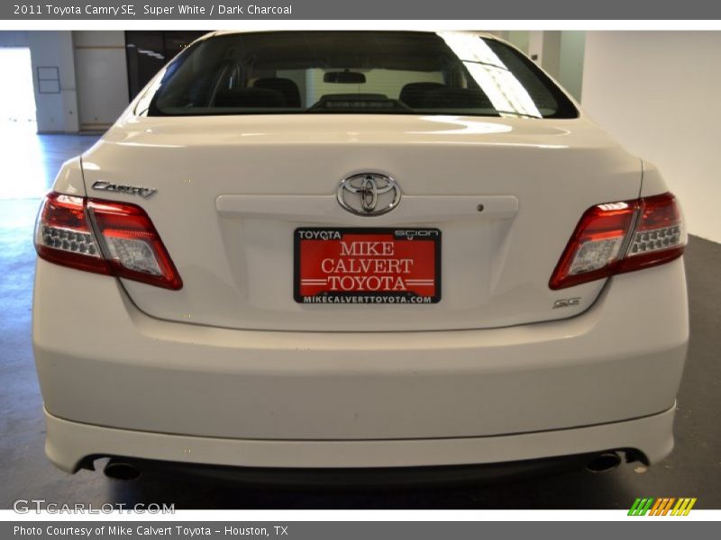 Super White / Dark Charcoal 2011 Toyota Camry SE