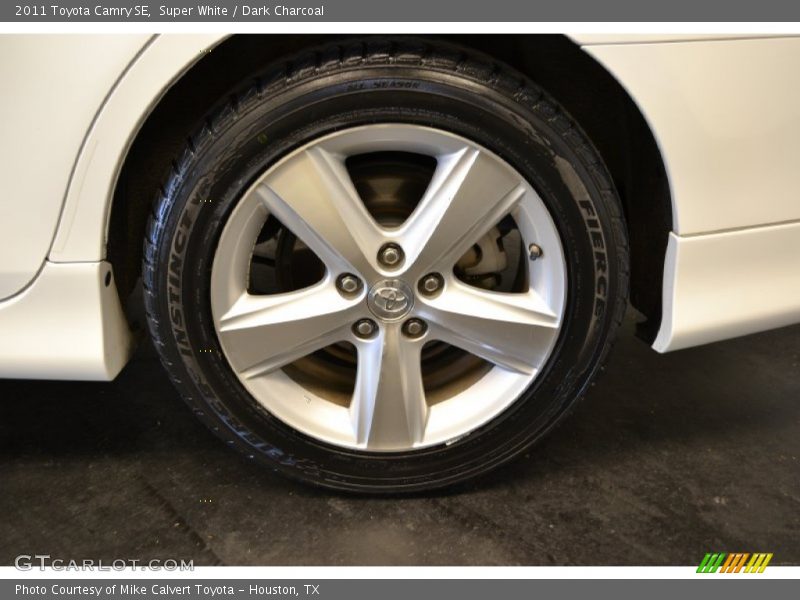 Super White / Dark Charcoal 2011 Toyota Camry SE