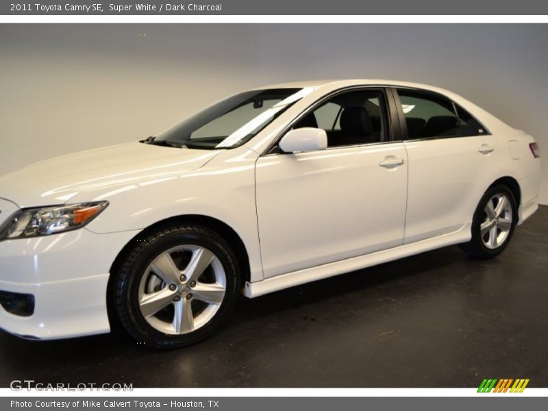 Super White / Dark Charcoal 2011 Toyota Camry SE