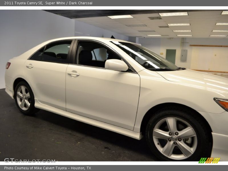 Super White / Dark Charcoal 2011 Toyota Camry SE