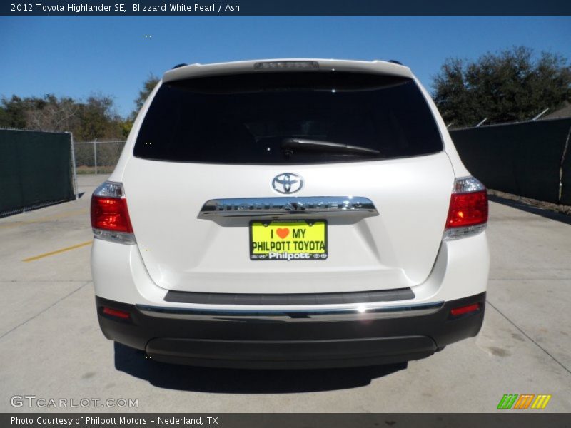 Blizzard White Pearl / Ash 2012 Toyota Highlander SE