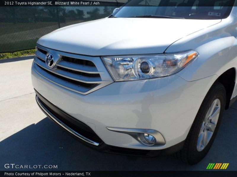 Blizzard White Pearl / Ash 2012 Toyota Highlander SE