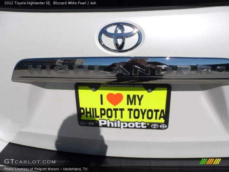 Blizzard White Pearl / Ash 2012 Toyota Highlander SE