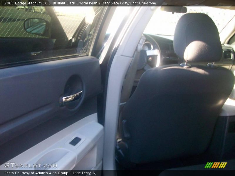 Brilliant Black Crystal Pearl / Dark Slate Gray/Light Graystone 2005 Dodge Magnum SXT
