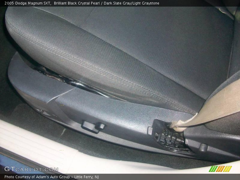 Brilliant Black Crystal Pearl / Dark Slate Gray/Light Graystone 2005 Dodge Magnum SXT