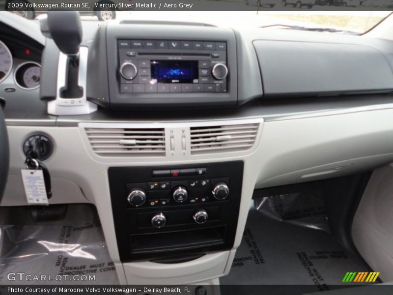 Mercury Sliver Metallic / Aero Grey 2009 Volkswagen Routan SE