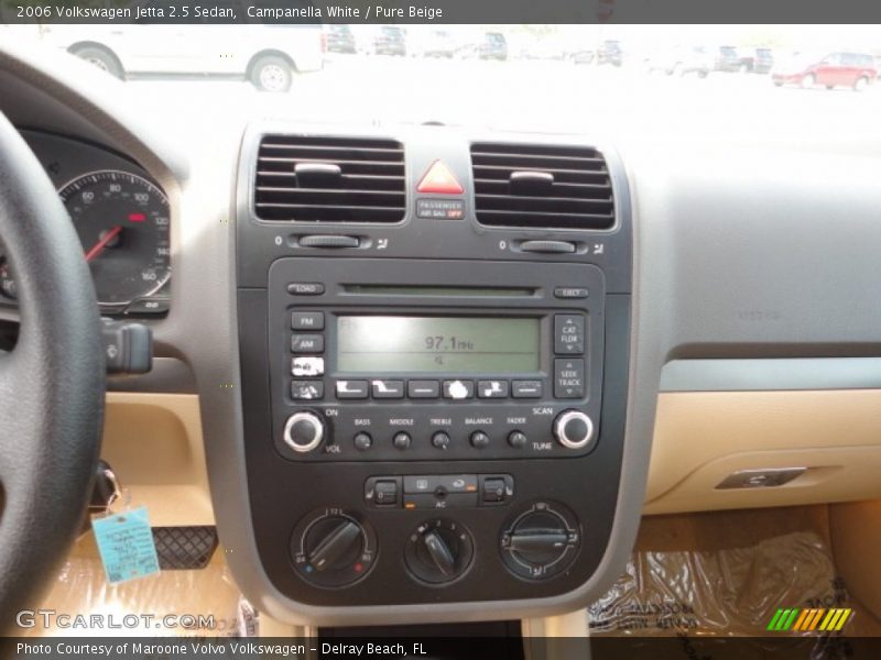 Campanella White / Pure Beige 2006 Volkswagen Jetta 2.5 Sedan