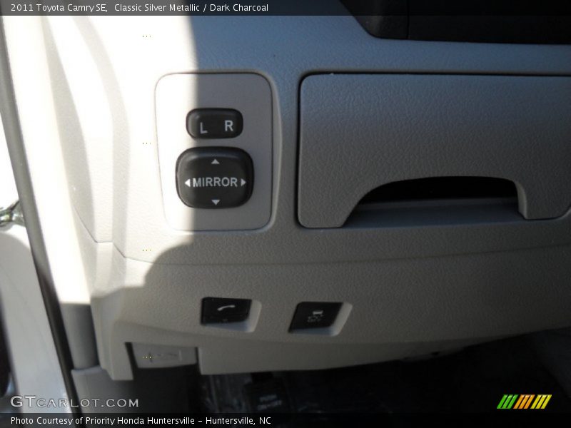 Classic Silver Metallic / Dark Charcoal 2011 Toyota Camry SE