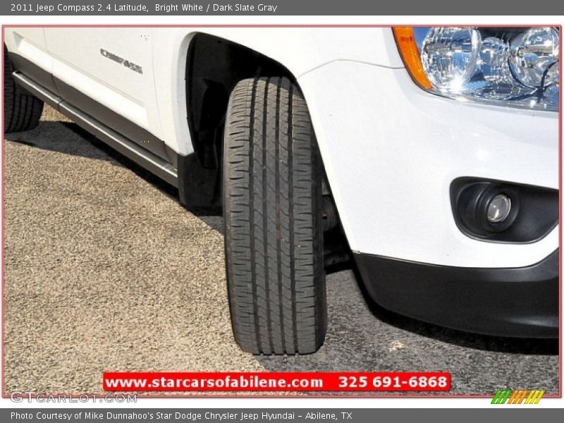 Bright White / Dark Slate Gray 2011 Jeep Compass 2.4 Latitude