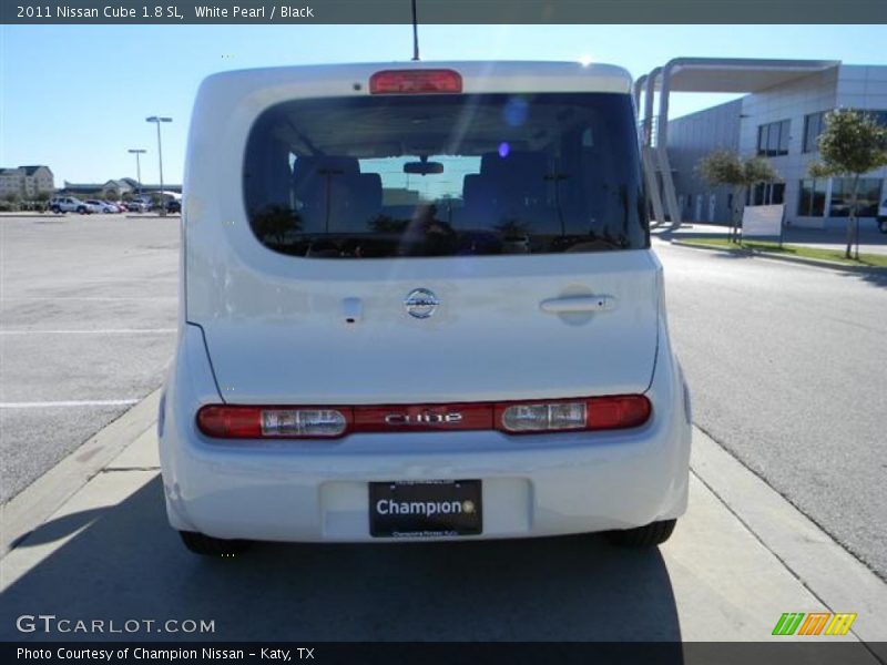 White Pearl / Black 2011 Nissan Cube 1.8 SL