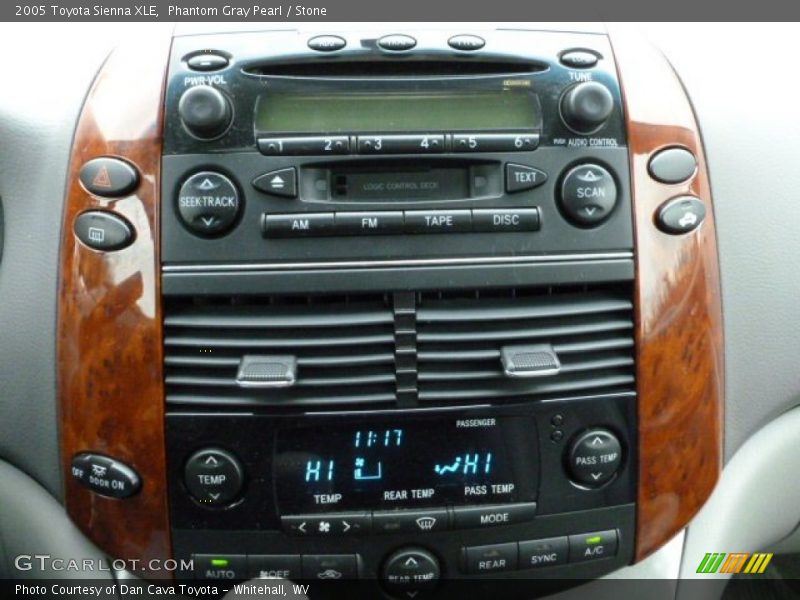 Controls of 2005 Sienna XLE