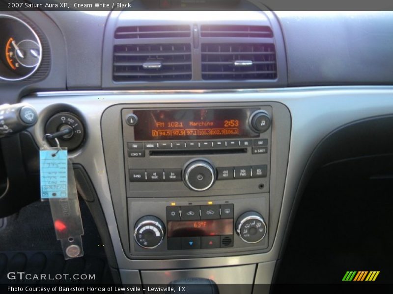 Cream White / Black 2007 Saturn Aura XR